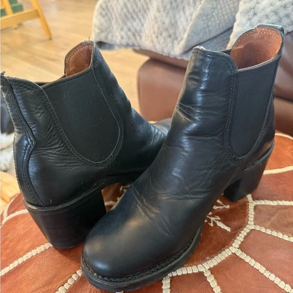 Frye Sabrina Chelsea Boots - Picture 3 of 6
